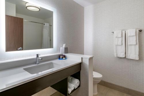 holiday inn express and suites lancaster mount joy