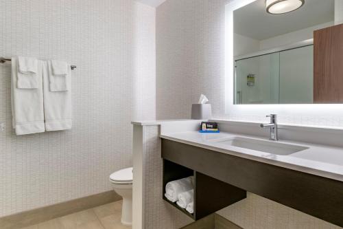 holiday inn express and suites lancaster mount joy