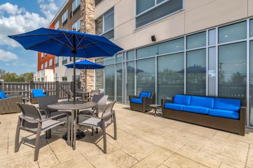 holiday inn express and suites lancaster mount joy