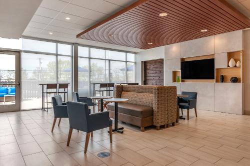 holiday inn express and suites lancaster mount joy