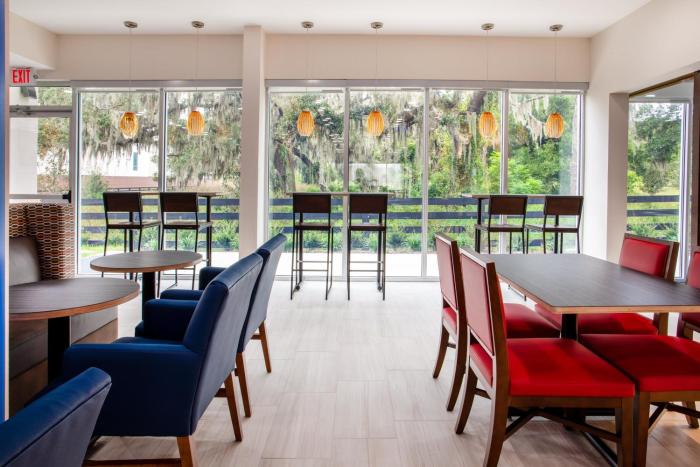 holiday inn express and suites deland south an ihg hotel