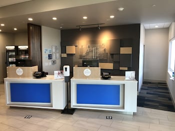 Holiday Inn Express & Suites Madison W - Middleton,Madison>>Dane,2.5 star