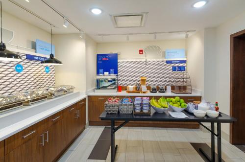 holiday inn express and suites abingdon an ihg hotel