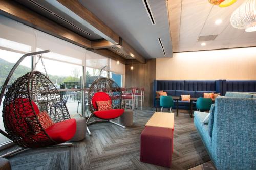 tru by hilton asheville blue ridge parkway
