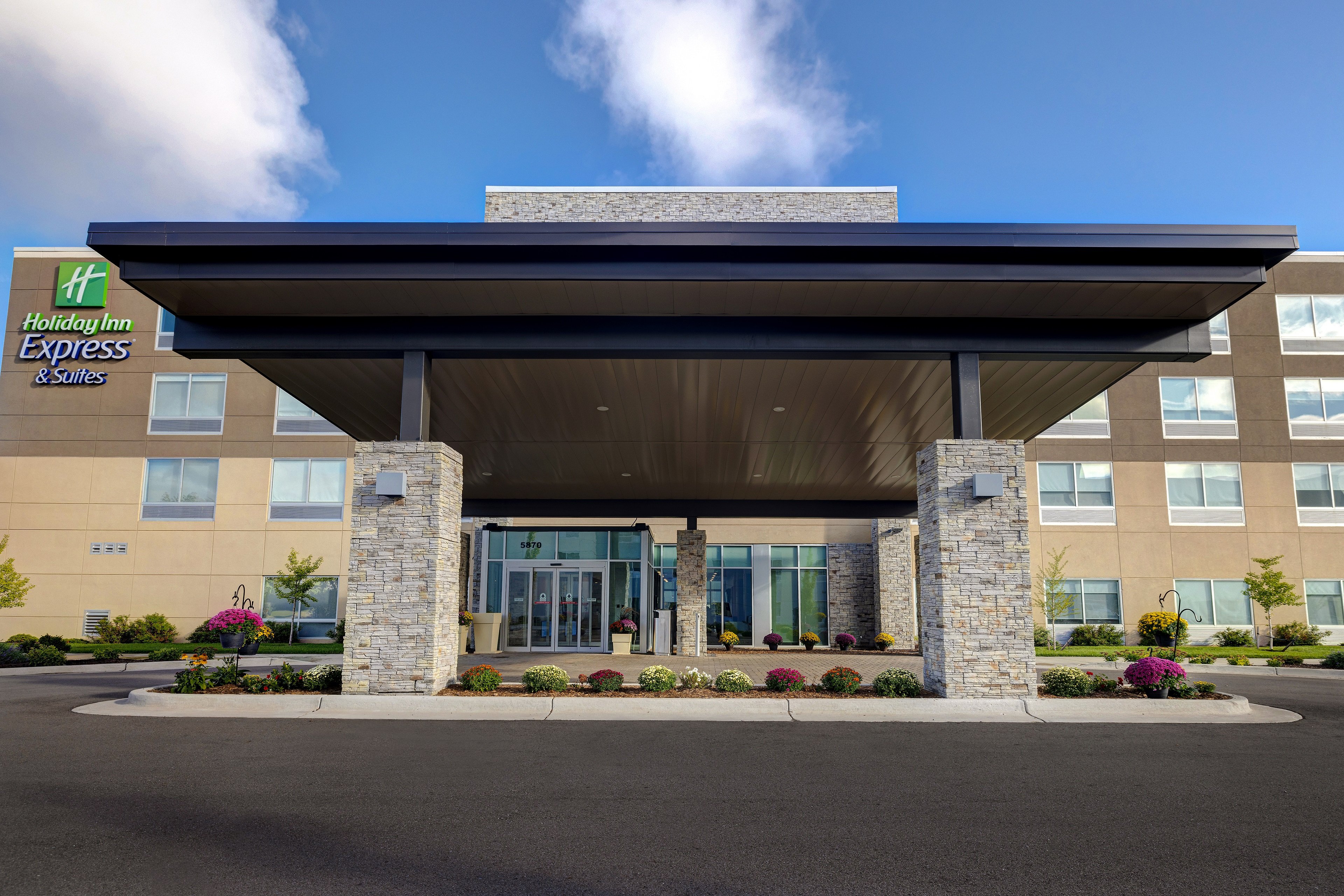 holiday inn express and suites grand rapids south wyoming