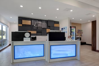 Holiday Inn Express And Suites Grand Rapids South Wyoming,Grand Rapids>>Byron Township,2.5 star
