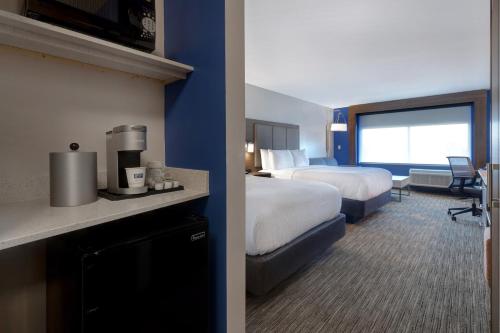 holiday inn express and suites grand rapids south wyoming