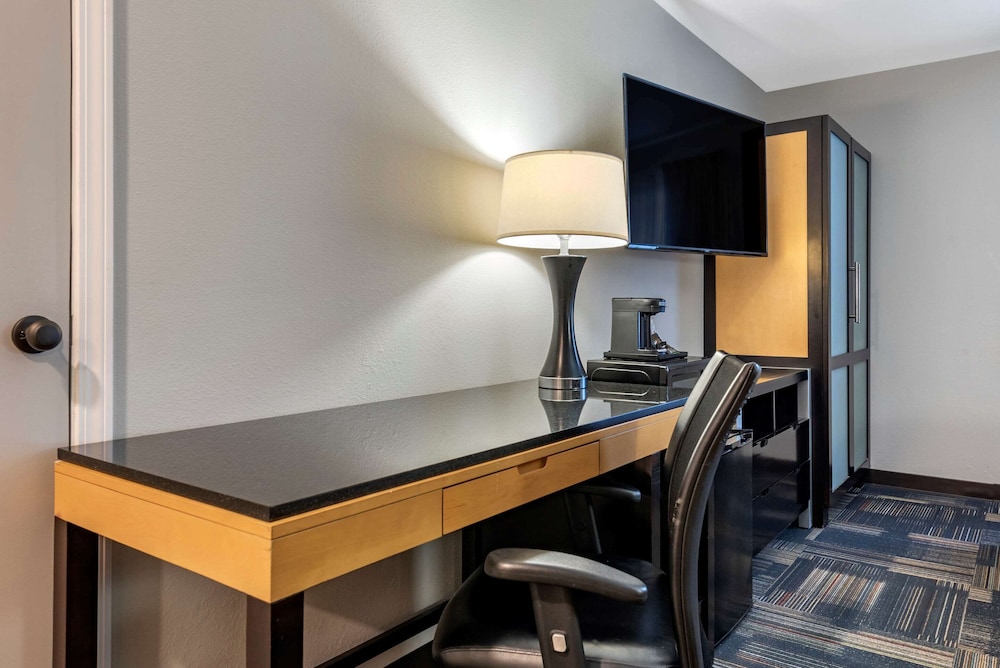 quality inn and suites evansville downtown