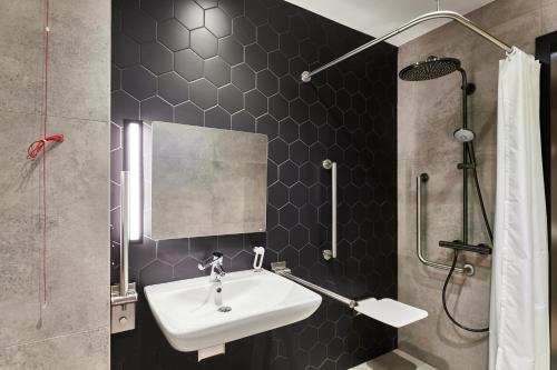 crowne plaza warsaw the hub an ihg hotel