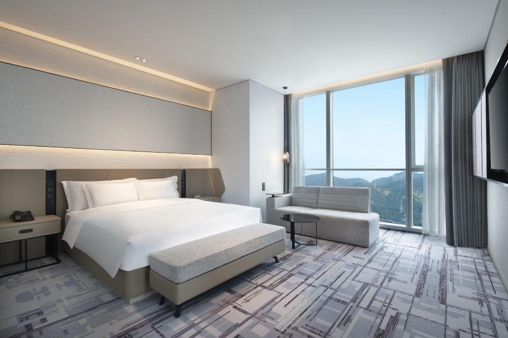 crowne plaza dalian xinghai an ihg hotel
