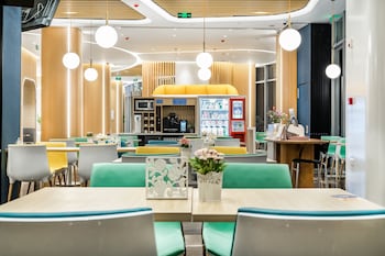 Holiday Inn Express Shanghai Zhangjiang, An Ihg Hotel,No. 777 Haike Road,2.5 star