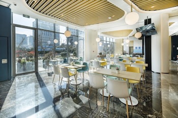 Holiday Inn Express Shanghai Zhangjiang, An Ihg Hotel,No. 777 Haike Road,2.5 star