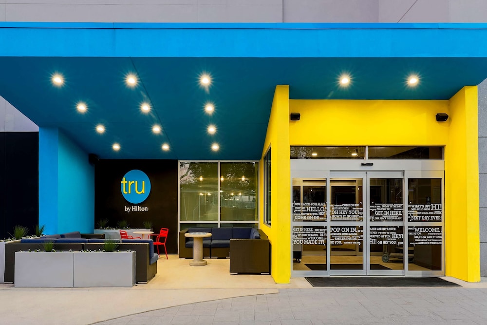 tru by hilton dallas downtown market center