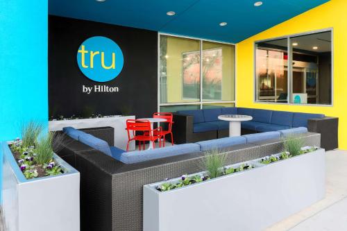 tru by hilton dallas downtown market center
