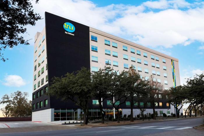 tru by hilton dallas downtown market center