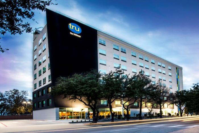 tru by hilton dallas downtown market center