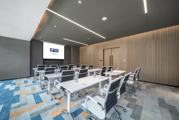holiday inn express zhuhai gongbei an ihg hotel