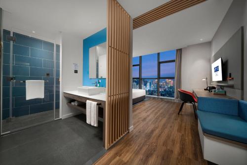 holiday inn express zhuhai gongbei an ihg hotel