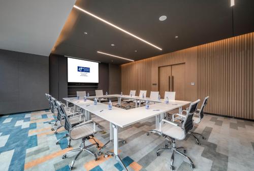 holiday inn express zhuhai gongbei an ihg hotel