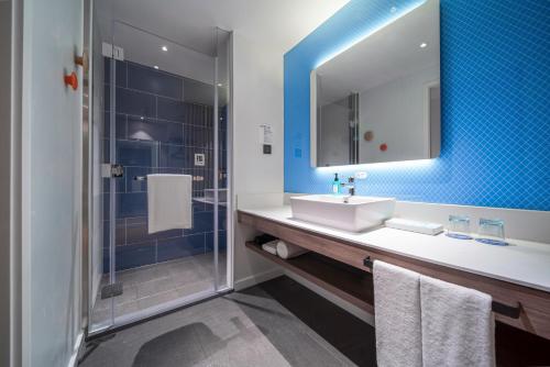 holiday inn express zhuhai gongbei an ihg hotel