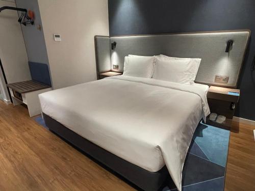 holiday inn express zhuhai gongbei an ihg hotel