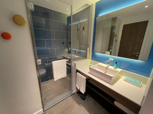 holiday inn express zhuhai gongbei an ihg hotel