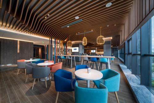 holiday inn express zhuhai gongbei an ihg hotel