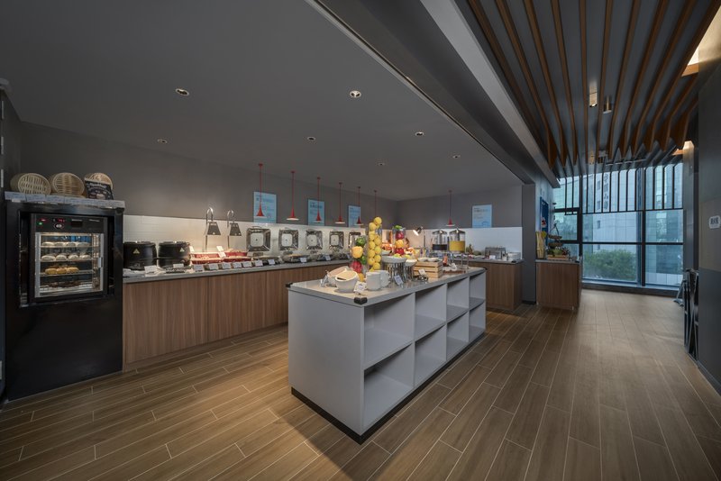 holiday inn express zhuhai gongbei an ihg hotel