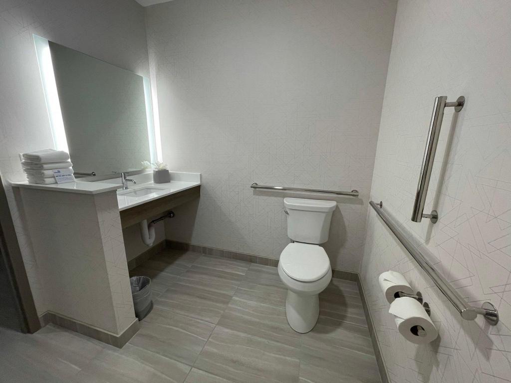 holiday inn express and suites ft smith airport
