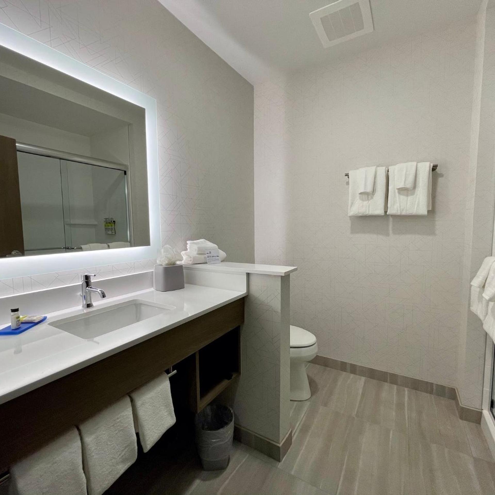 holiday inn express and suites ft smith airport