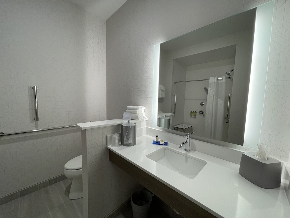 holiday inn express and suites ft smith airport