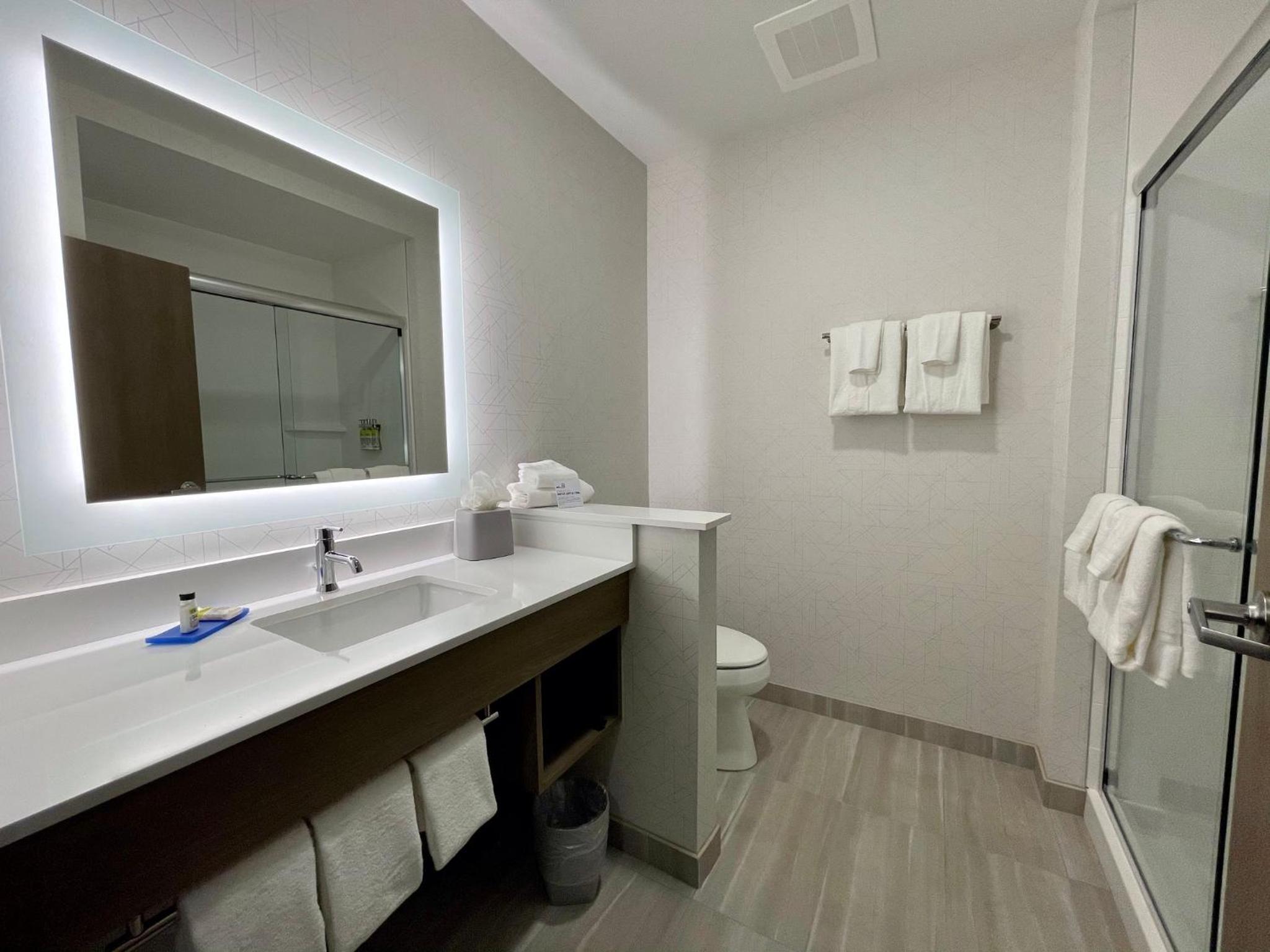 holiday inn express and suites ft smith airport