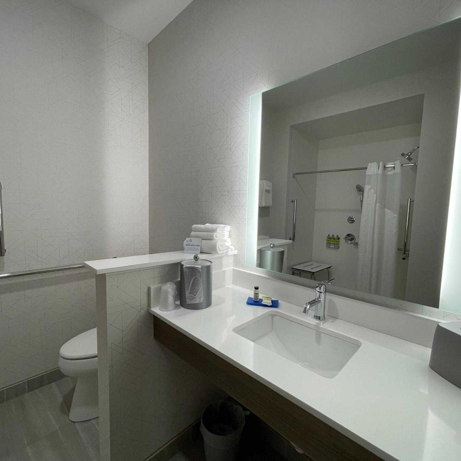 holiday inn express and suites ft smith airport
