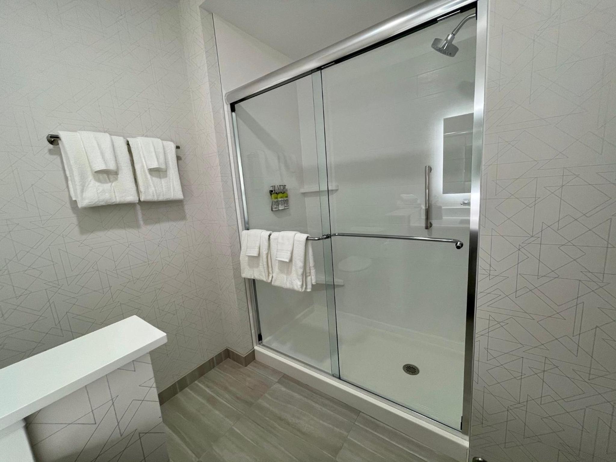holiday inn express and suites ft smith airport