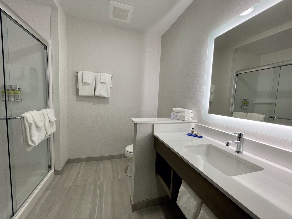 holiday inn express and suites ft smith airport