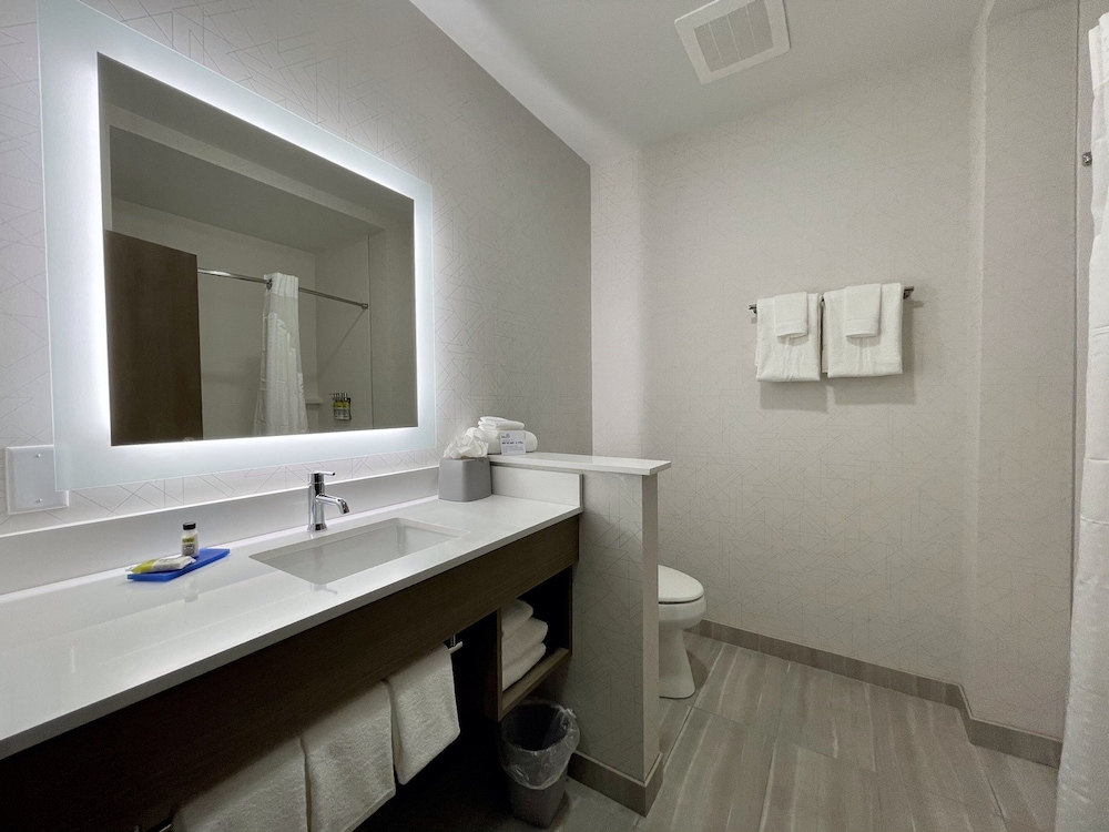 holiday inn express and suites ft smith airport