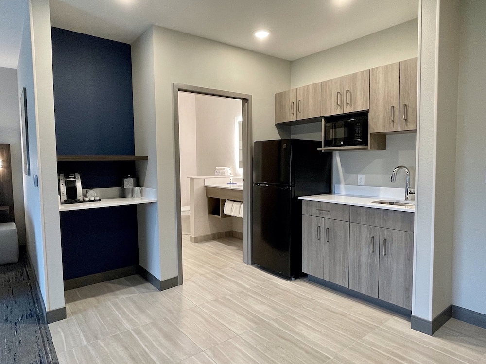 holiday inn express and suites ft smith airport