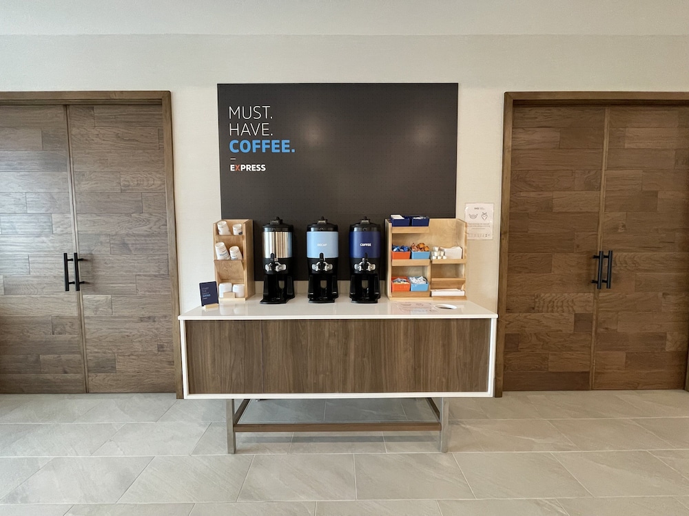 holiday inn express and suites ft smith airport