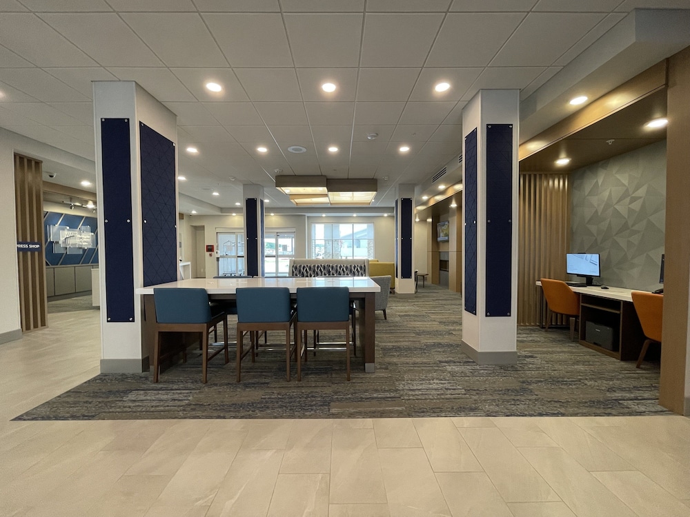holiday inn express and suites ft smith airport