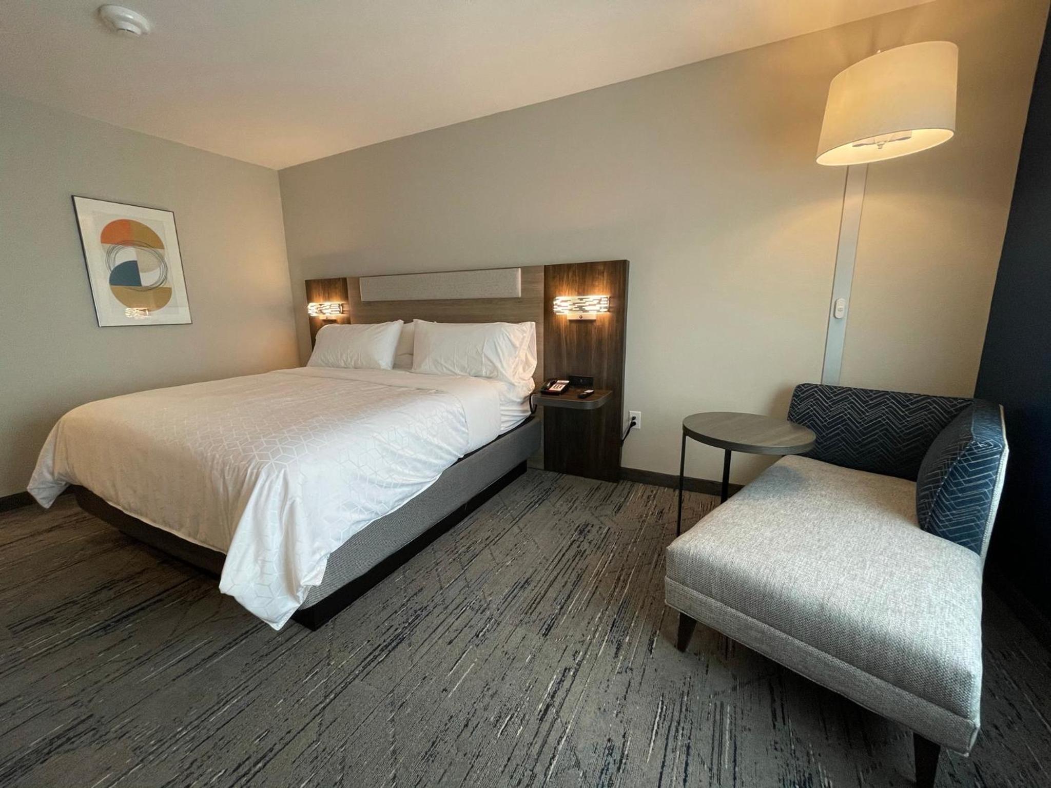 holiday inn express and suites ft smith airport
