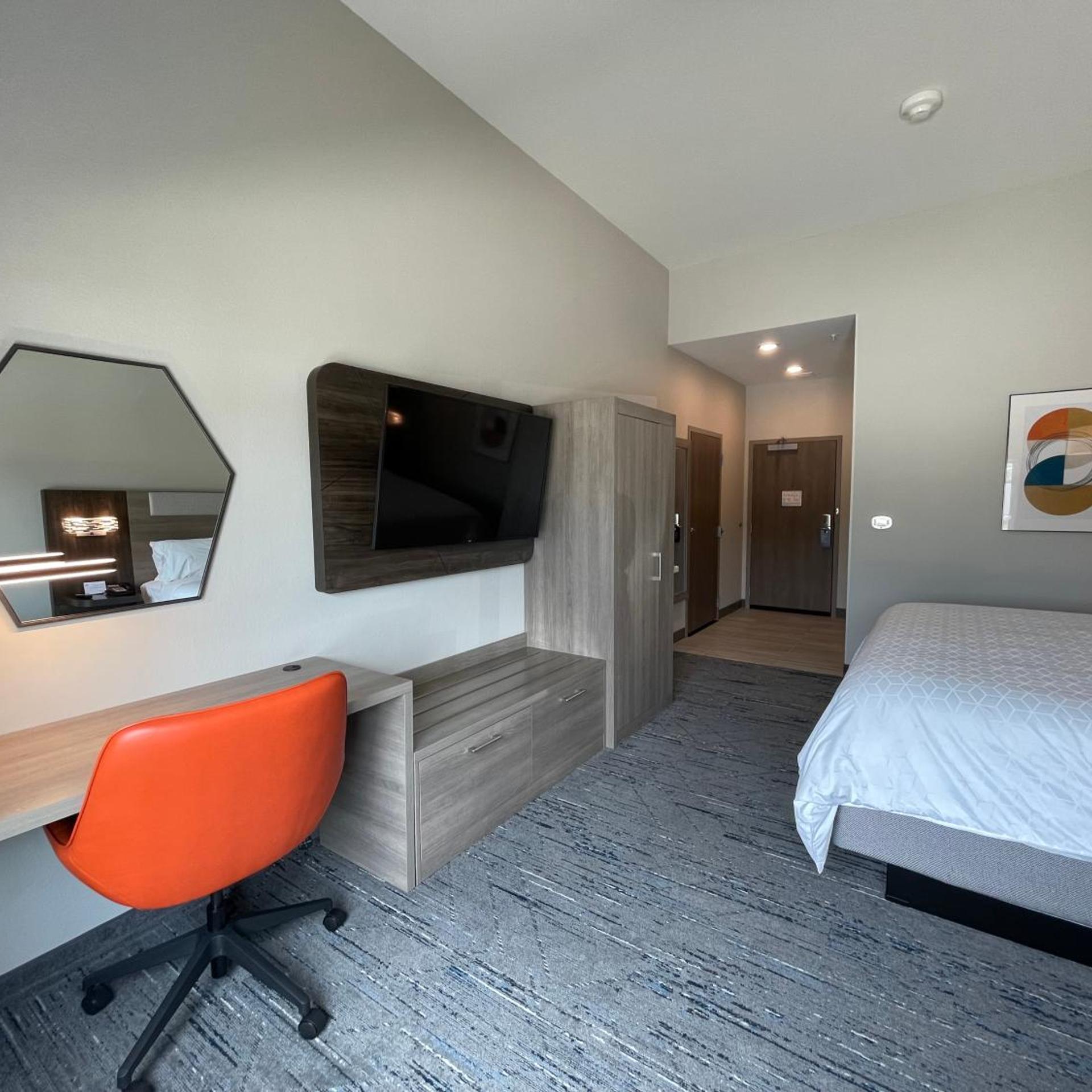 holiday inn express and suites ft smith airport
