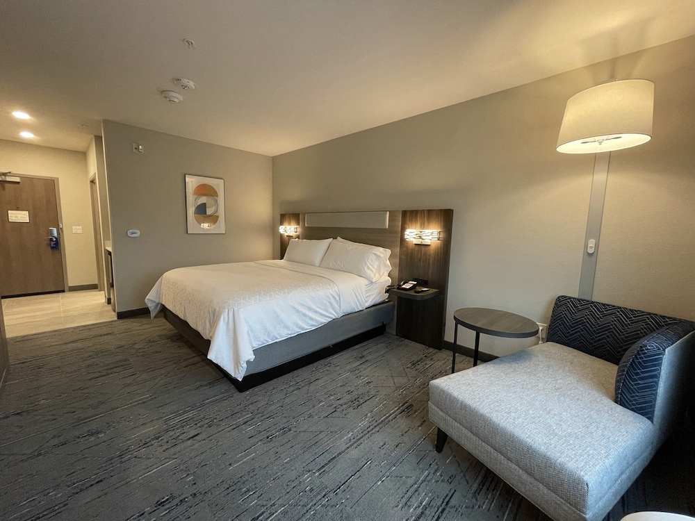 holiday inn express and suites ft smith airport