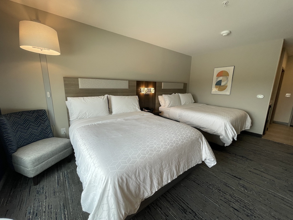 holiday inn express and suites ft smith airport