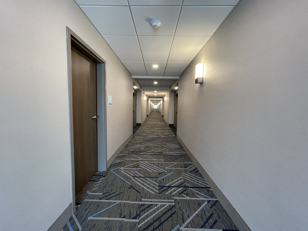 holiday inn express and suites ft smith airport