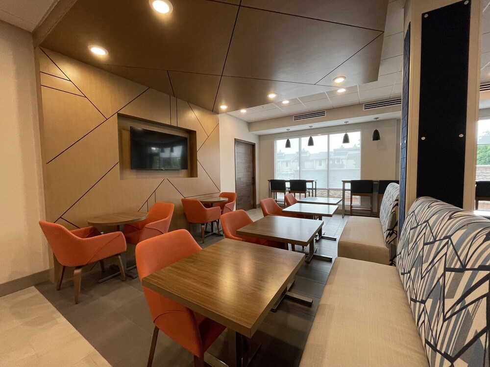 holiday inn express and suites ft smith airport