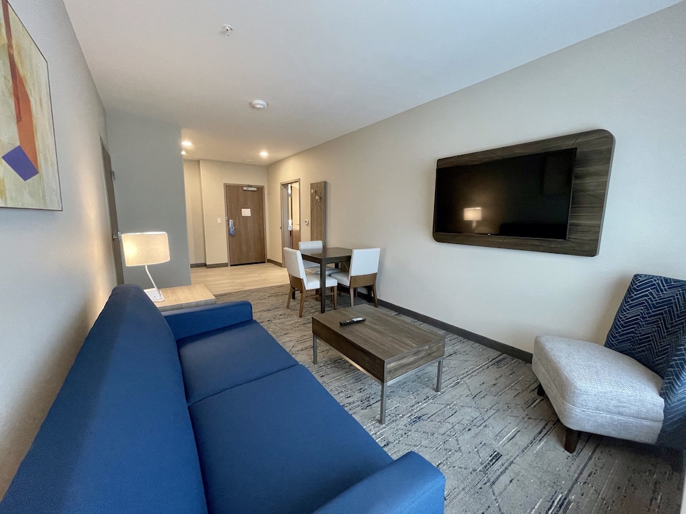 holiday inn express and suites ft smith airport