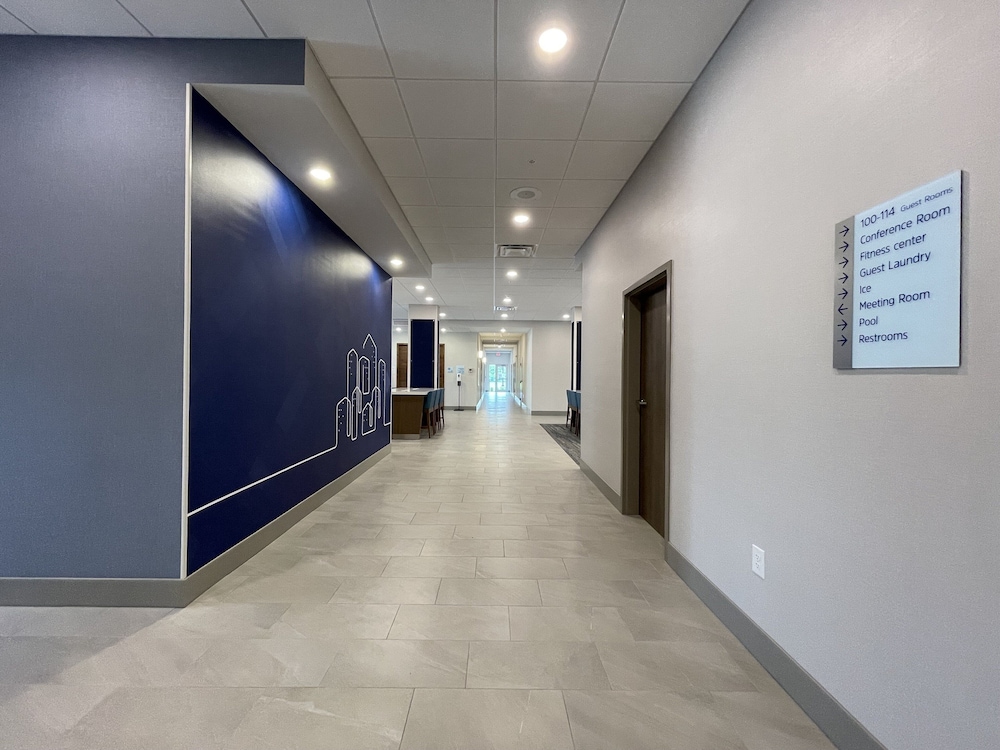 holiday inn express and suites ft smith airport