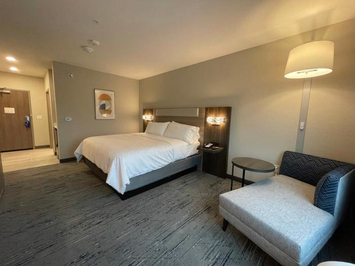 holiday inn express and suites ft smith airport
