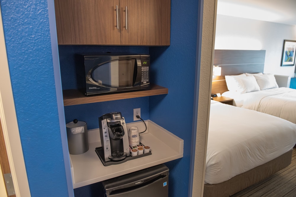 holiday inn express and suites dayton north vandalia