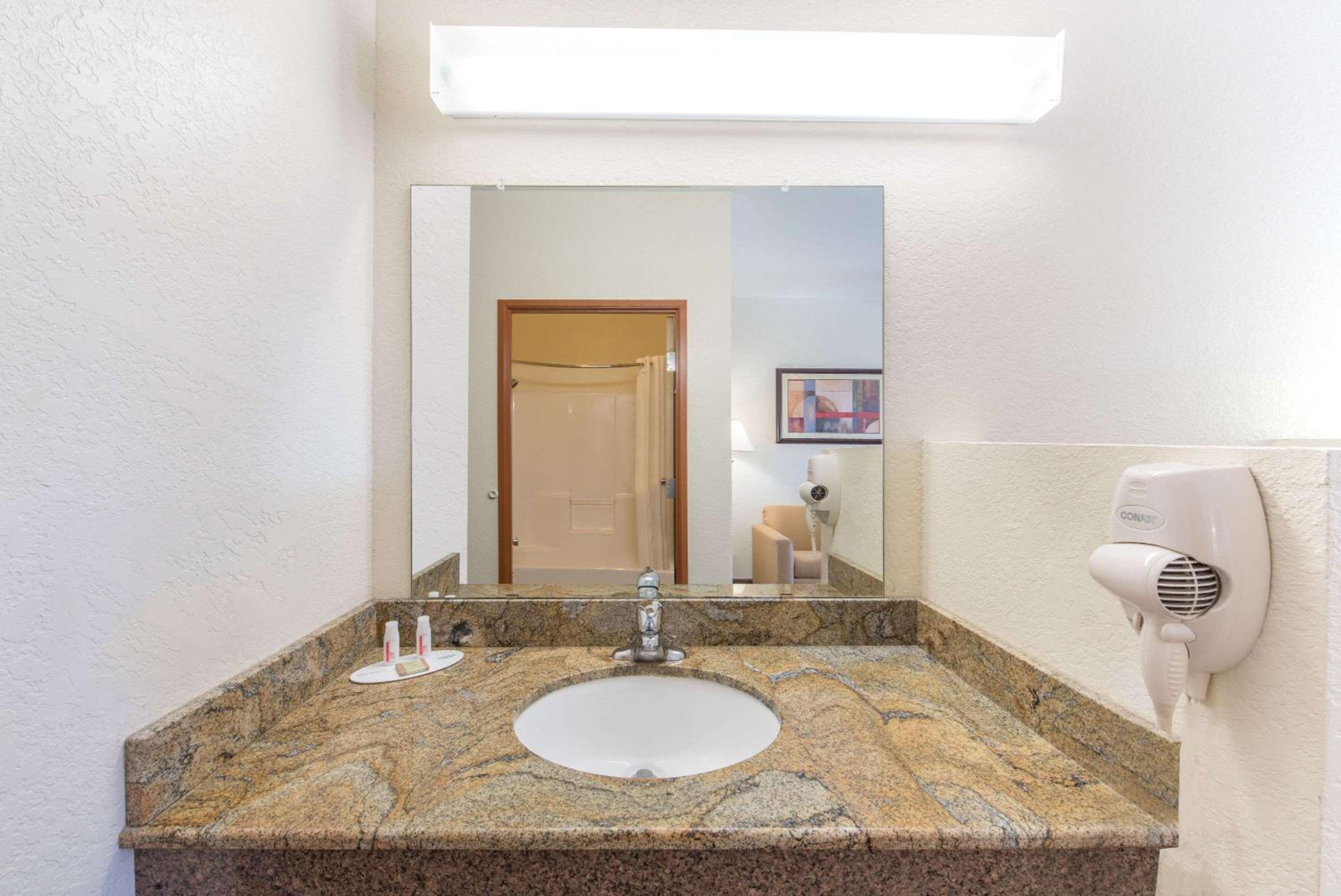 holiday inn express jamaica jfk airtrain nyc